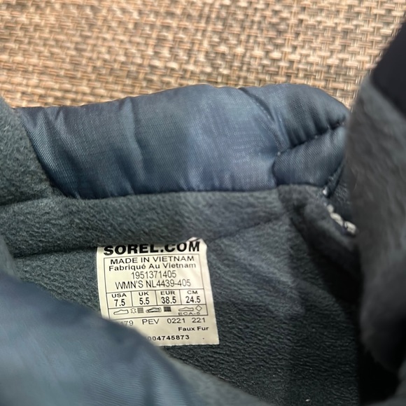 Sorel, Out N About Puffy Zip Boots - Picture 2 of 5